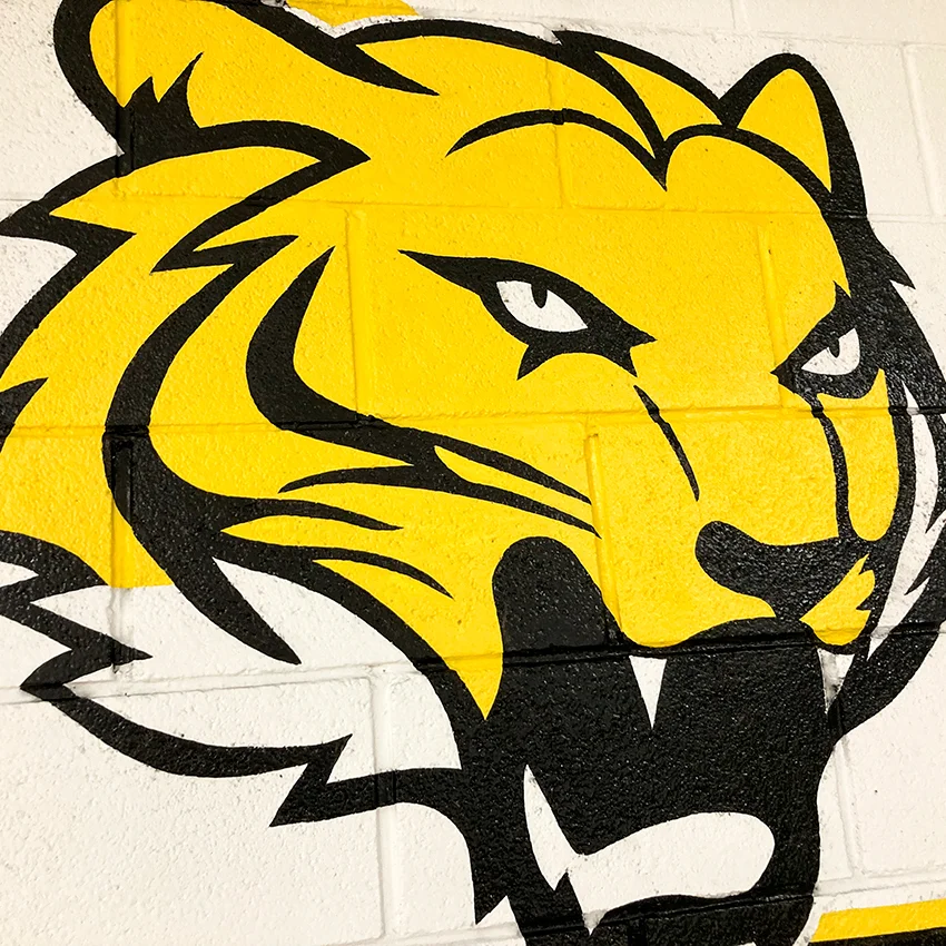 Rotulacion-a-pincel-logotipo-tigre-en-gran-formato-taller-mecanico-Nave