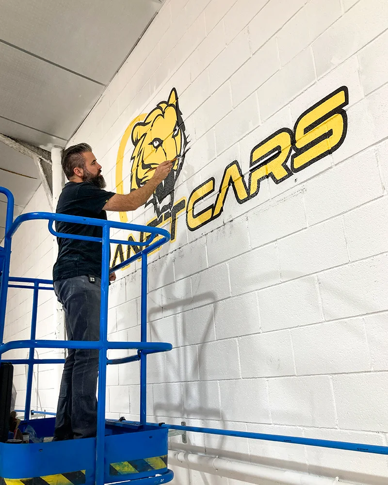 Rotulacion-de-logo-taller-mecanico-en-nave-industrial