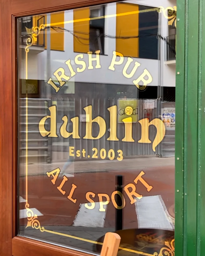 Ventana-irish-pub-rotulada-con-pan-de-oro-en-Barcelona