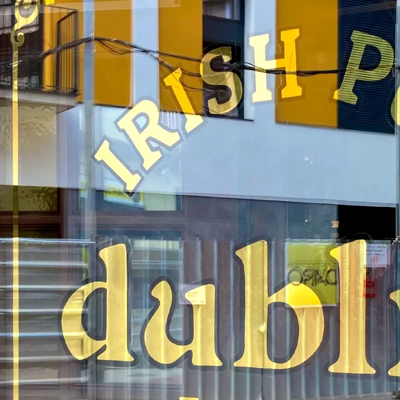 Ventana-pub-Irlandés-rotulada-pan-de-oro-Barcelona