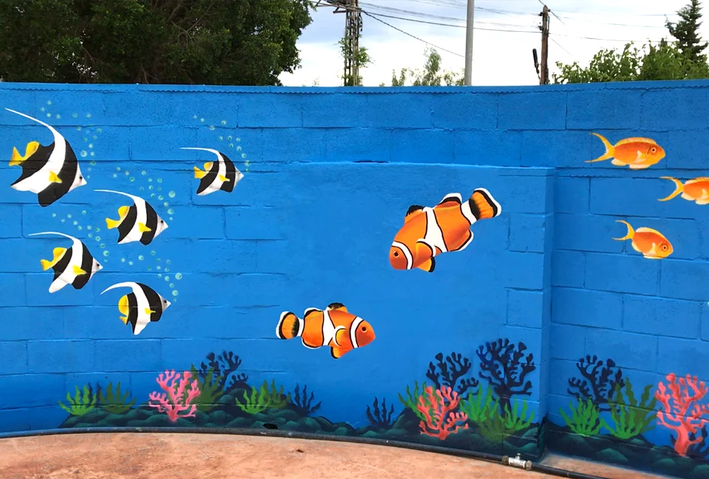 mural-exterior-pintado-a-mano-motivo-maritimo-peces-color