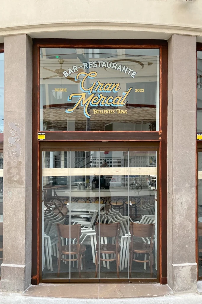 Bar-de-Estilo-antiguo-rotulado-a-mano-y-pincel-en-Valencia