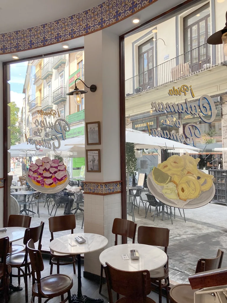 Calamares-a-laRomana-Interior-de-Bar-con-Cristales-Rotulados-a-Mano