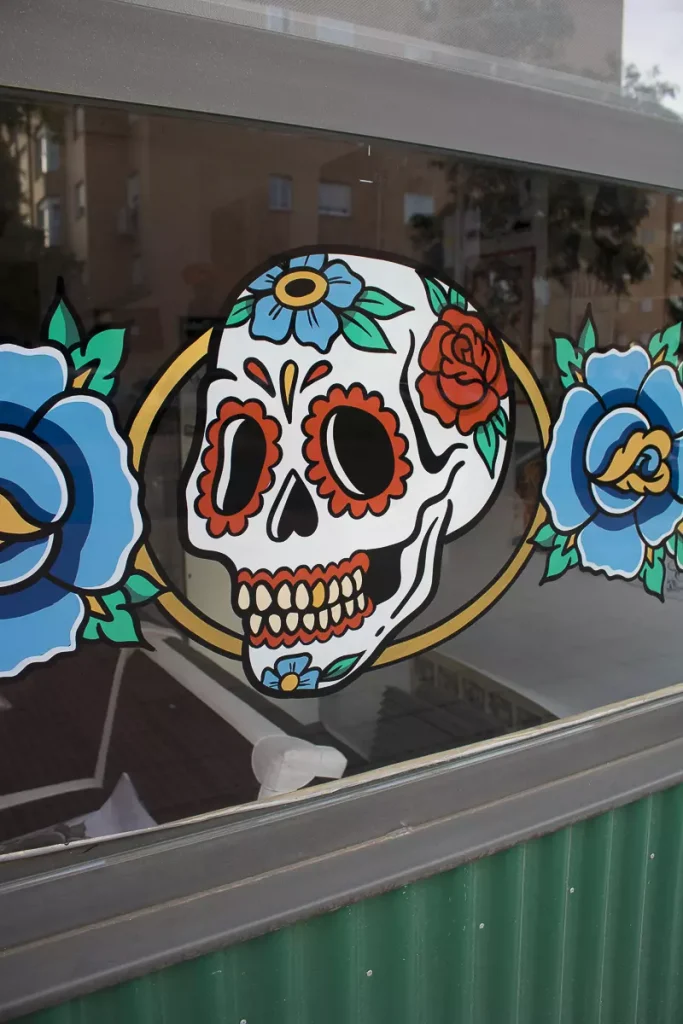 Calavera_Mexicana_pintada a mano_sobre_cristal_en_estudio_tatuaje