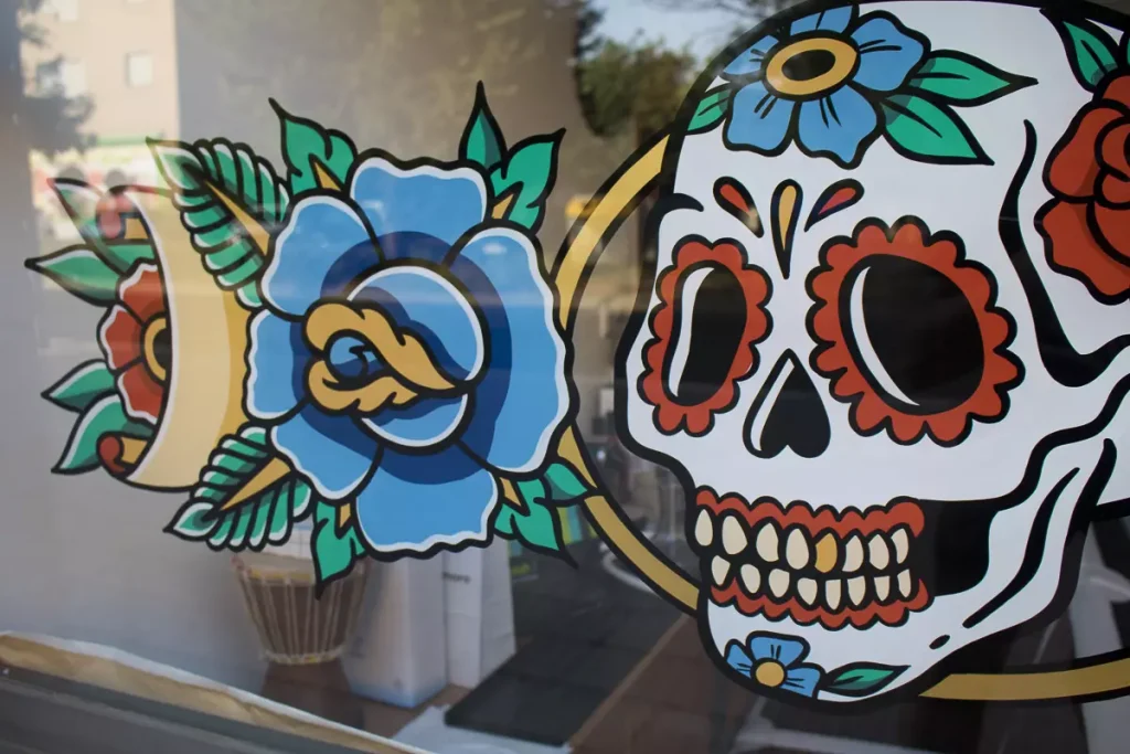Calavera_Mexicana_pintada_sobre_vidrio_Tattoo_Shop