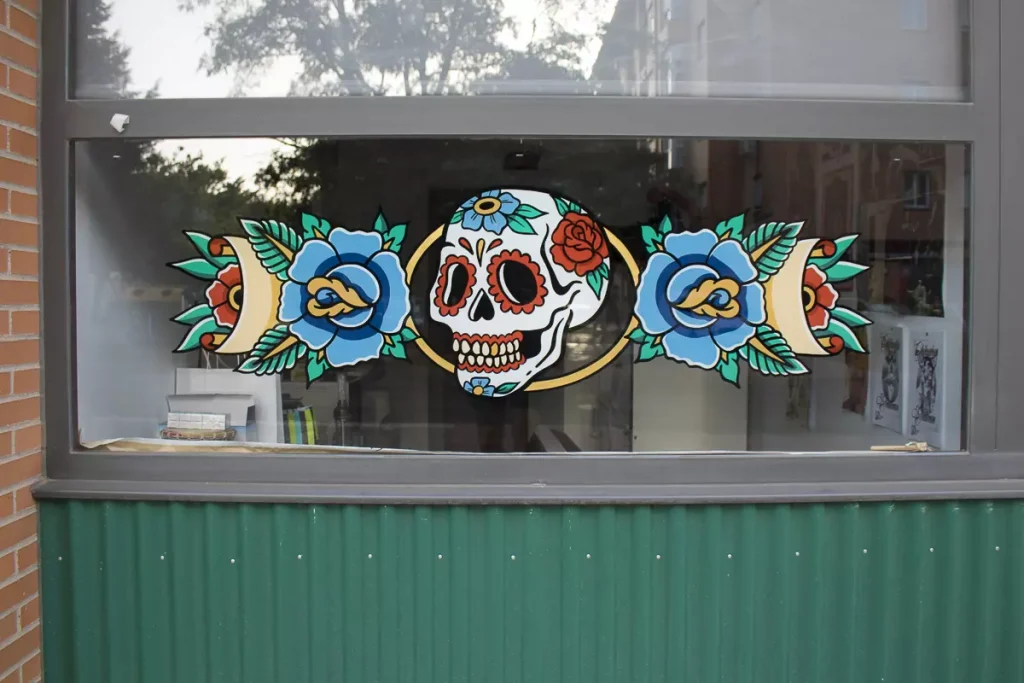 Calavera_Mexicana_rotulada_a_mano_en_ventana