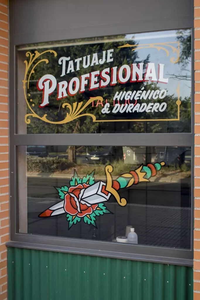 Daga Tattoo Pintada a mano sobre vidrio Madrid