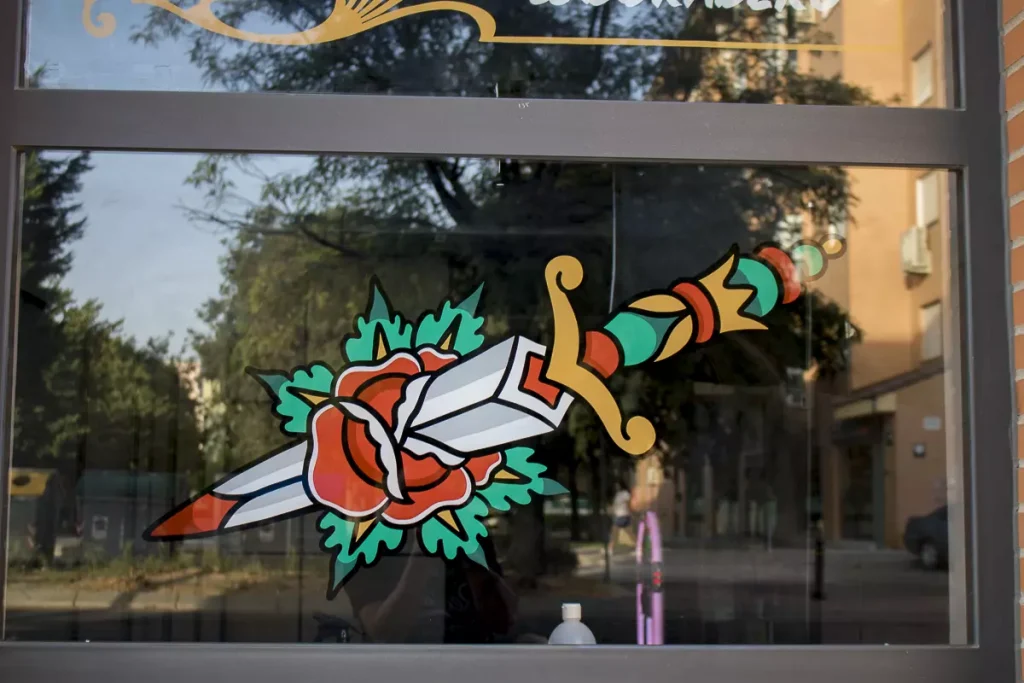 Daga Tattoo Tradicional Pintada a mano sobre vidrio