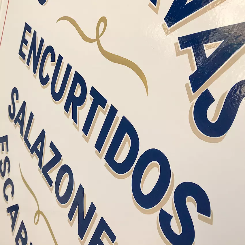 Detalle-de-Letrero-estilo-antiguo-pintado-a-mano-para-Bar