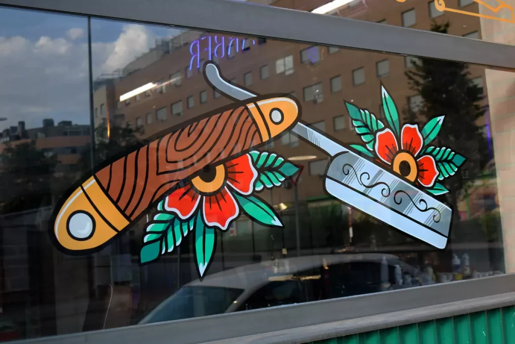 Escaparate de Barbería decorado con Navaja de Barbero Rotulada a Mano