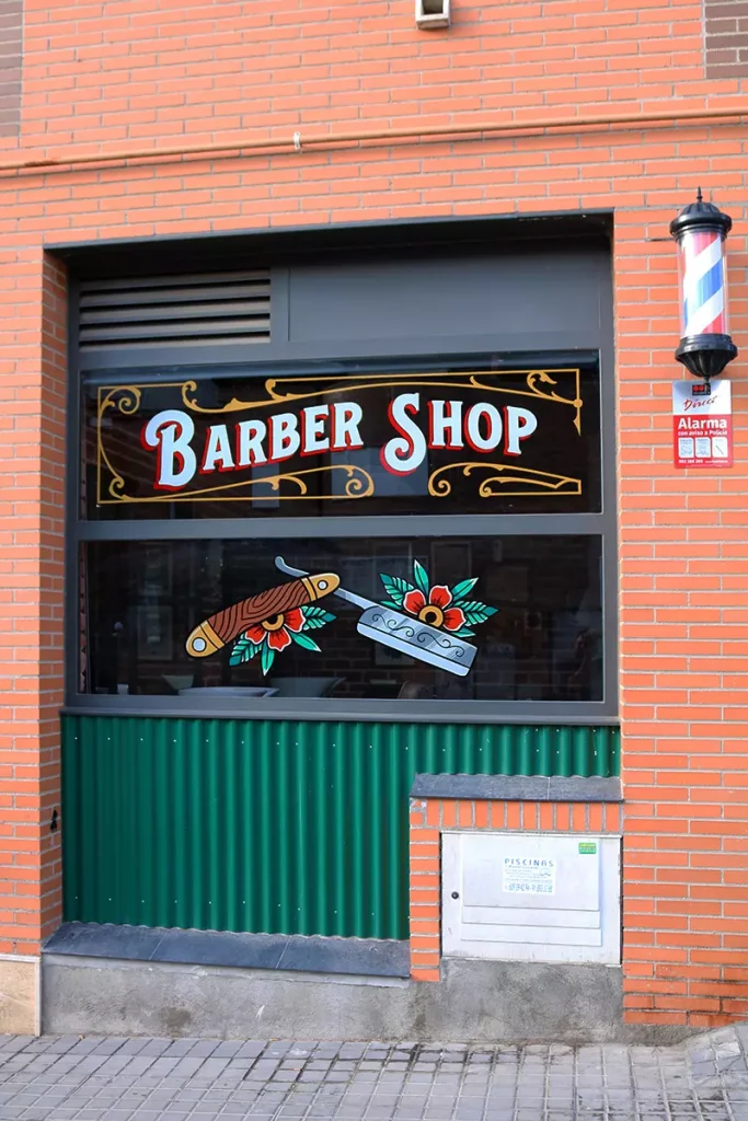 Escaparate-Barbería-Con-Navaja-y-Letras-Pintadas-a-Mano