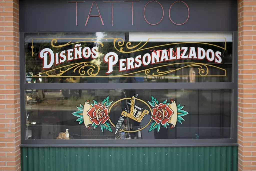 Ventana Estudio De Tatuaje en Madrid Rotulado a mano