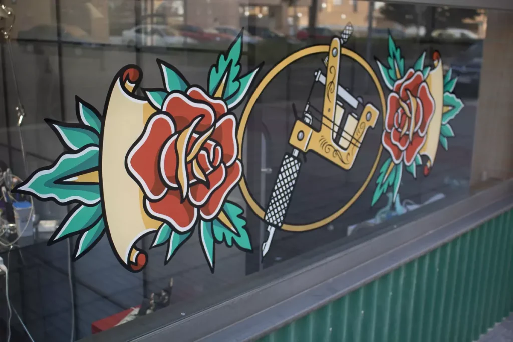 Ventana Estudio De Tatuaje en Madrid Rotulado a mano