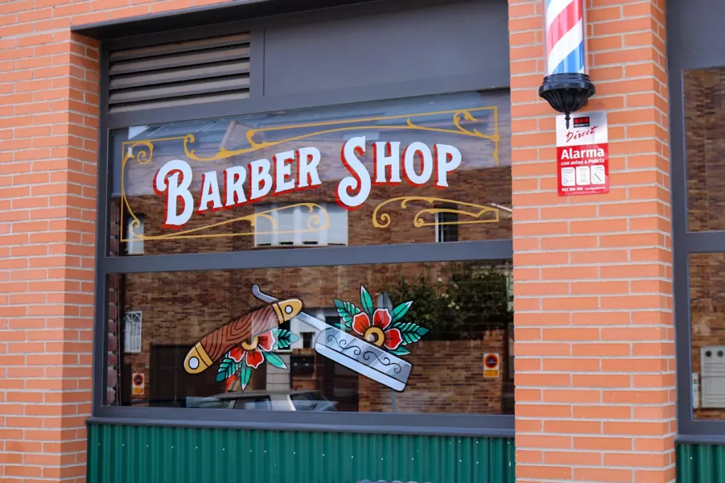 Fachada-Barbería-Con-Navaja-y-Letras-Pintadas-a-Mano
