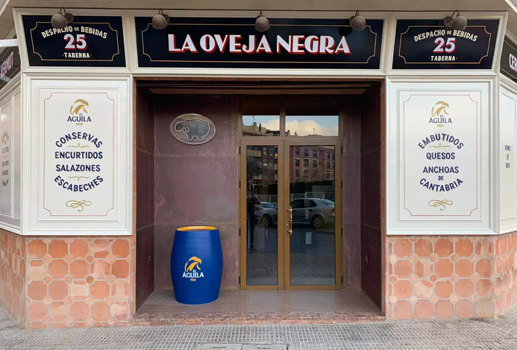 Fachada-de-madera-estilo-antiguo-en-taberna-Castellón