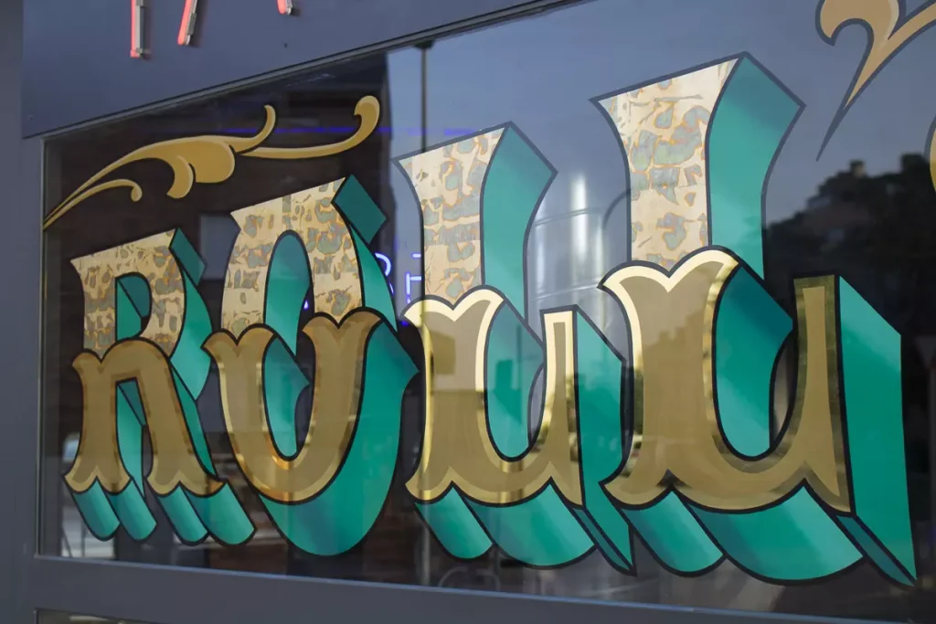 Letras Pintadas a mano en Tattoo studio Madrid