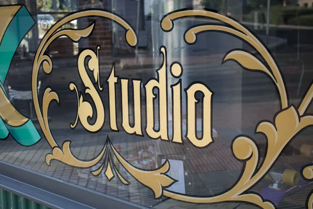 Letras Rotuladas con pan de Oro Tattoo Studio Madrid