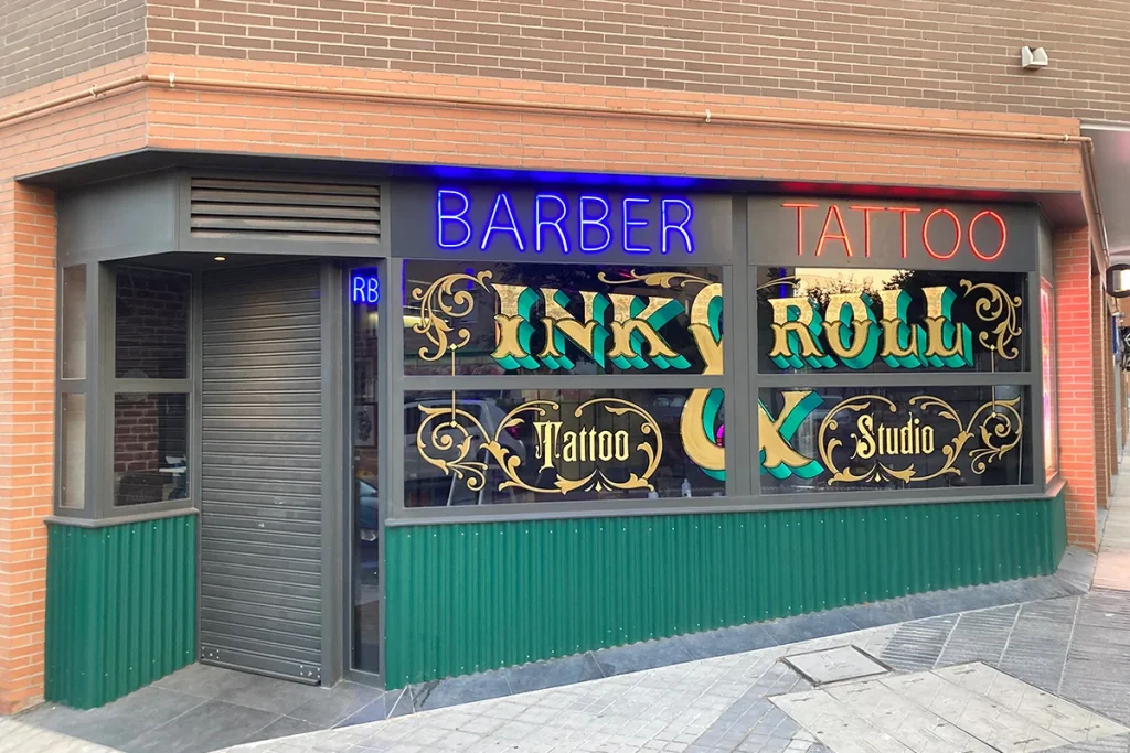 Letras-elegantes-en-escaparate-de-tattoo-Studio-en-Madrid
