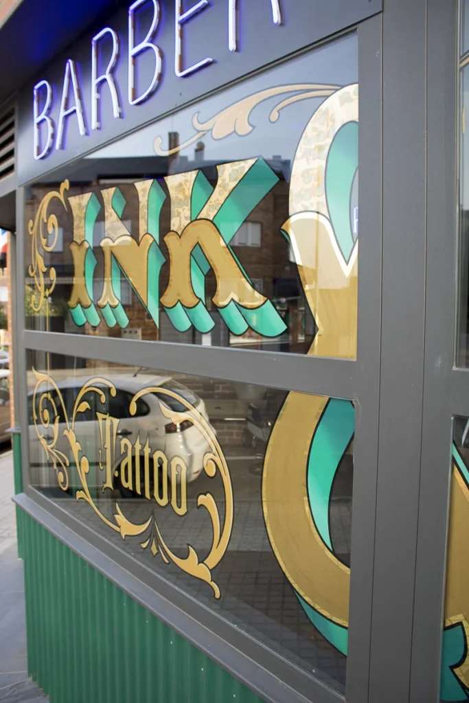 Letras sobre cristal de escaparate en Tattoo Studio