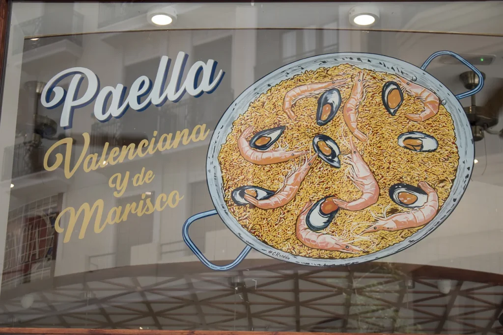 Paella Mariscos rotulada a Mano al inverso sobre vidrio Bar