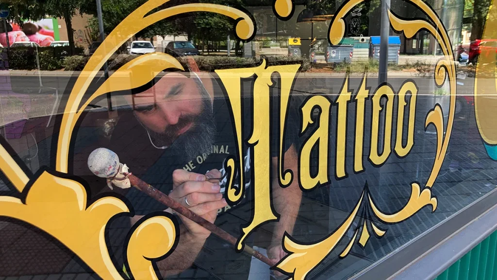 Rotulacion-Tradicional-en-Tattoo-Shop-de-Madrid