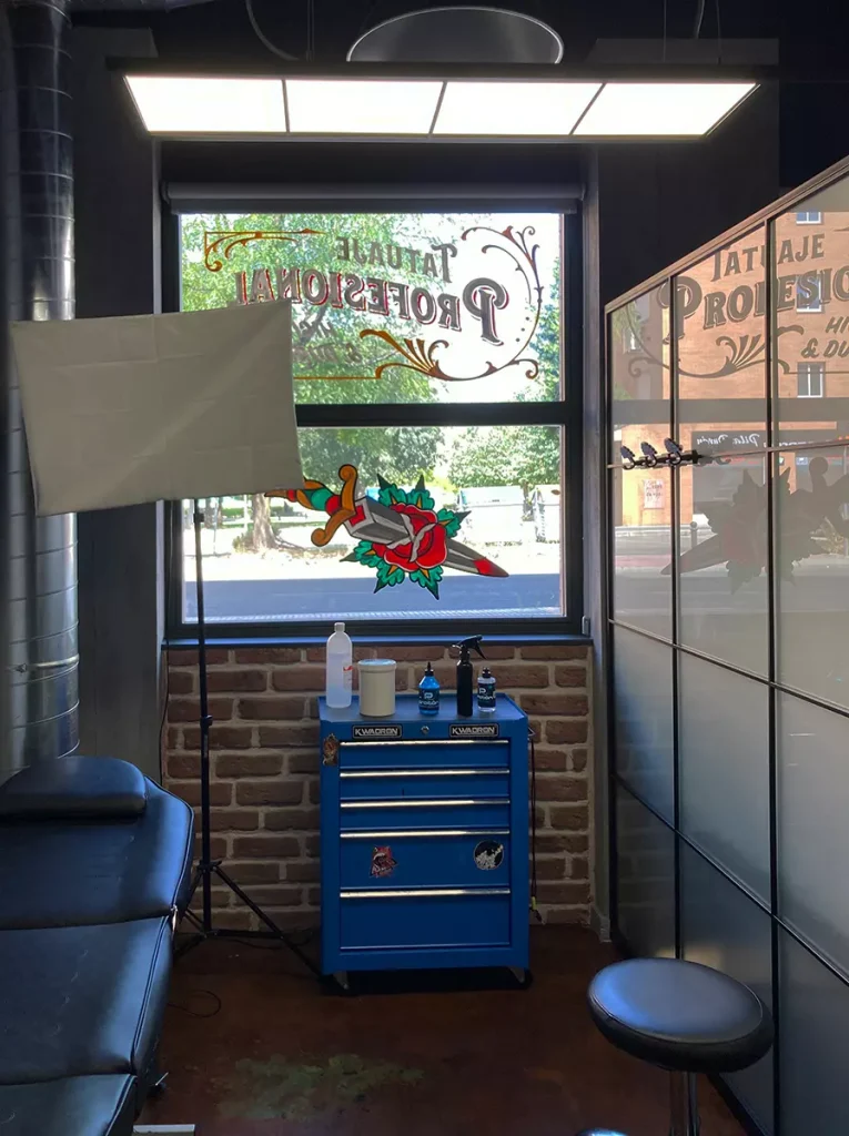 Escaparate-rotulado-a-mano-estudio-tatuaje-madrid