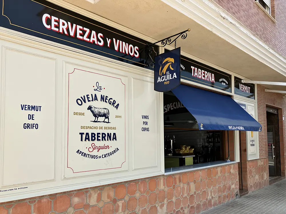 Luciendo Rótulos Antiguos en Fachada de Taberna