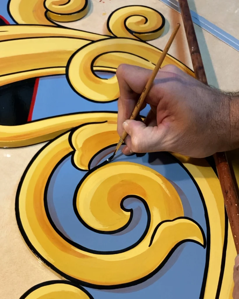 Pintando a mano Ornamentos en Rótulos Antiguos