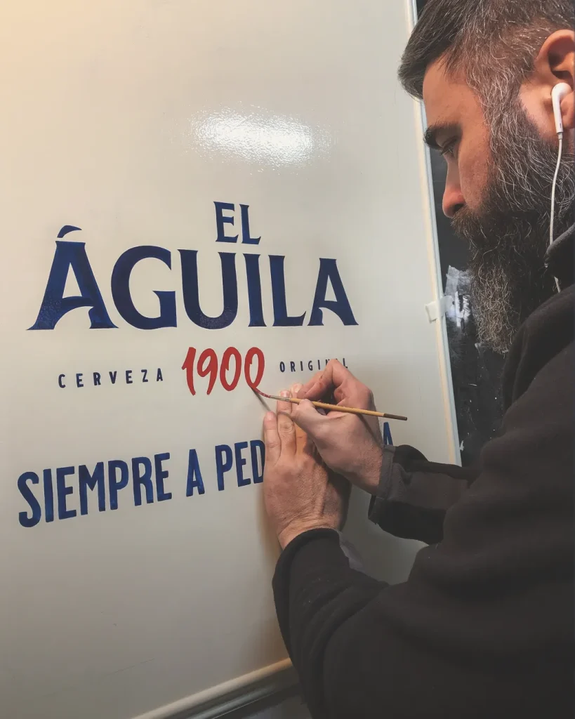 Rotulando-Letrero-Aguila-estilo-Vintage Cristian Roldán Art rotulando a mano letrero vintage
